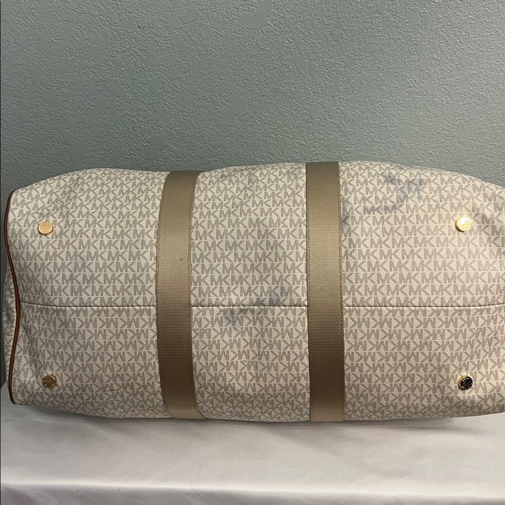 Michael Kors Cream and Tan Weekender Bag - Picture 4 of 11